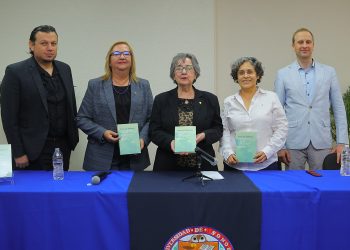 Presentan el libro Vuelo de palabras, un homenaje a Rosa María Ortiz Ciscomani.