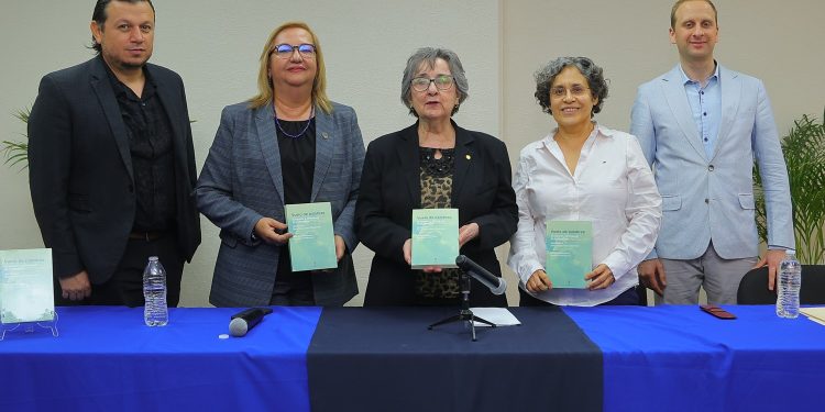 Presentan el libro Vuelo de palabras, un homenaje a Rosa María Ortiz Ciscomani.