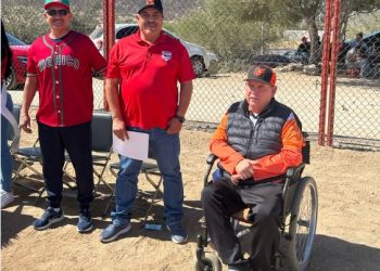 Inauguran Torneo de la Liga de Béisbol del Sur de Hermosillo, entregan diputados 250 pelotas.
