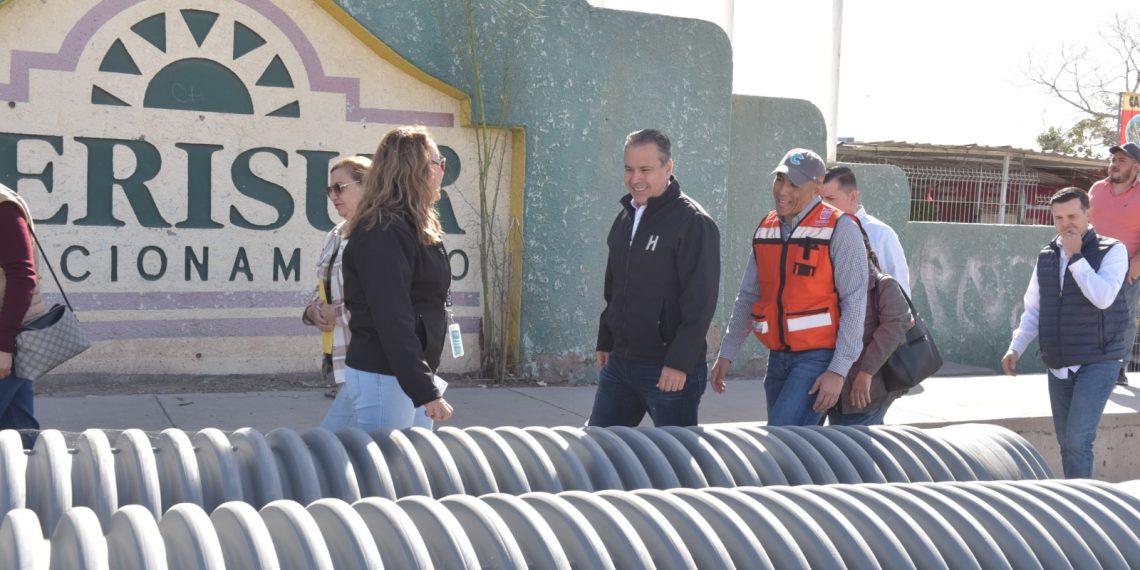 Verifica Toño Astiazarán avances en crucero de concreto de la colonia Perisur.