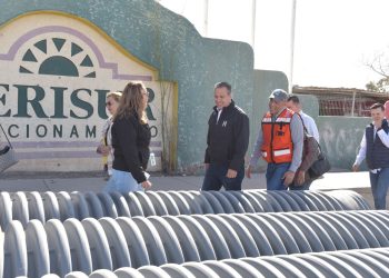 Verifica Toño Astiazarán avances en crucero de concreto de la colonia Perisur.