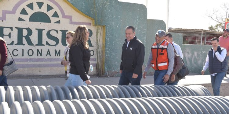 Verifica Toño Astiazarán avances en crucero de concreto de la colonia Perisur.