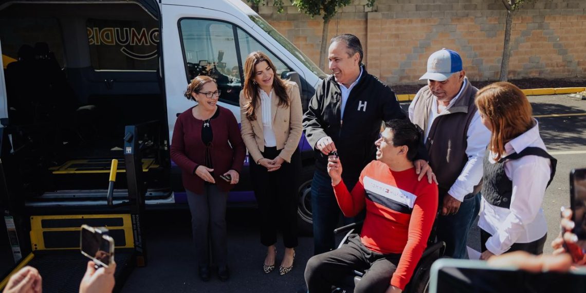 Ayudan Toño Astiazarán y Patty Ruibal a la rehabilitación de personas con discapacidad con equipo moderno y nueva unidad de transporte adaptado.