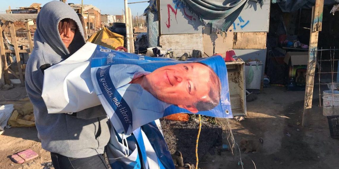 Lonas de campaña encuentran nuevo propósito: Cuauhtémoc González las dona a quienes más las necesitan.