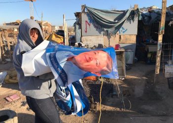 Lonas de campaña encuentran nuevo propósito: Cuauhtémoc González las dona a quienes más las necesitan.