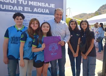 Premia Toño Astiazarán a ganadores del Concurso Salvemos el AguaH.