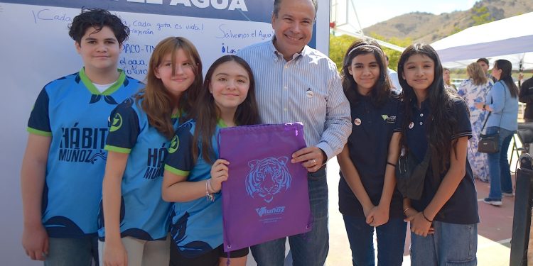 Premia Toño Astiazarán a ganadores del Concurso Salvemos el AguaH.