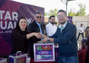 Instituto Sonorense de la Juventud entrega botiquines de Bienestar Menstrual en Empalme.