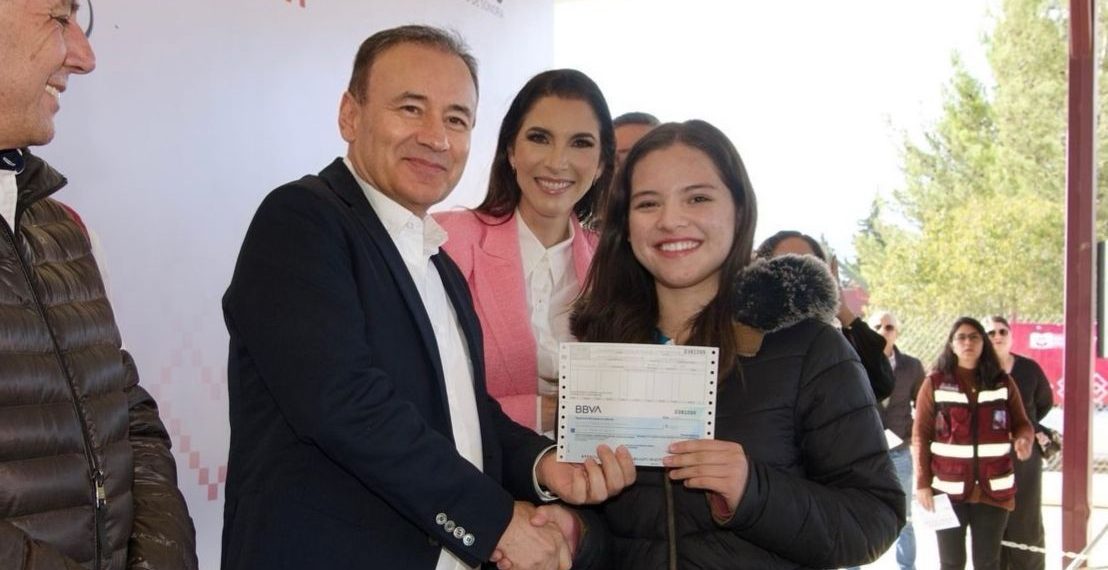 Gobierno de Sonora beneficia con beca universal a más de tres mil estudiantes de secundaria.