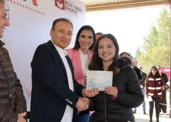 Gobierno de Sonora beneficia con beca universal a más de tres mil estudiantes de secundaria.