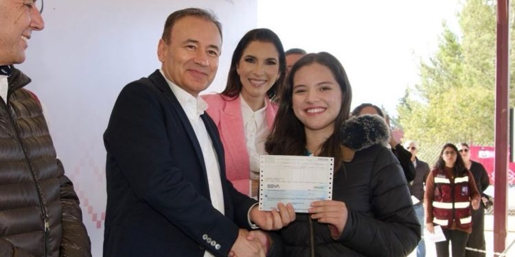 Gobierno de Sonora beneficia con beca universal a más de tres mil estudiantes de secundaria.