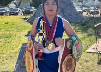 Alumna de Conalep busca ser inspiración para mujeres que quieran practicar el boxeo.