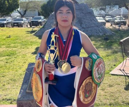 Alumna de Conalep busca ser inspiración para mujeres que quieran practicar el boxeo.