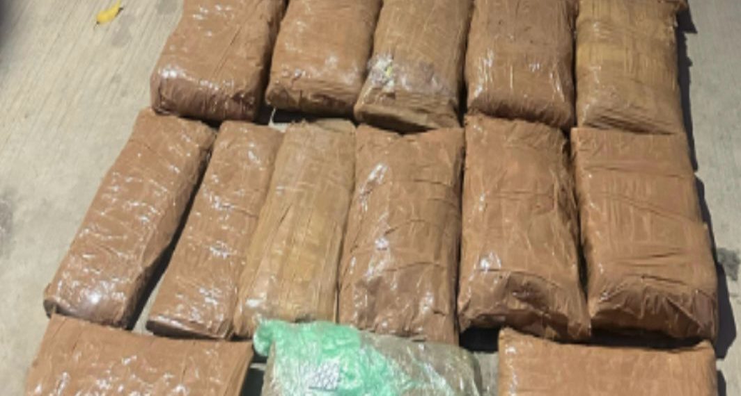 Asegura a pareja con alrededor de 150 mil pastillas de posible fentanilo: Víctor Hugo Enríquez García.