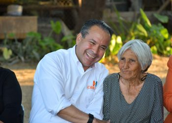 Atiende directamente Toño Astiazarán a ciudadanos en La Victoria.