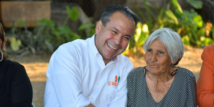 Atiende directamente Toño Astiazarán a ciudadanos en La Victoria.