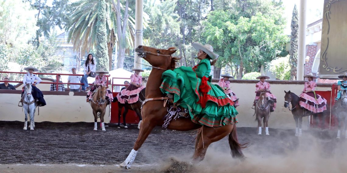 Impulsa IMSS la charrería como deporte nacional a través de 16 equipos femeniles de escaramuzas.
