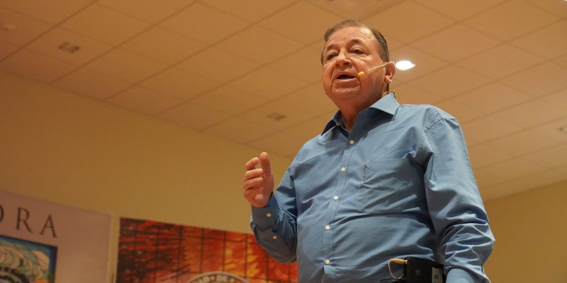 Cuauhtémoc González lidera intención de voto en la Unison y presenta propuestas en foro de Navojoa.