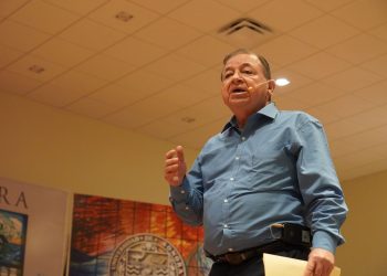 Cuauhtémoc González lidera intención de voto en la Unison y presenta propuestas en foro de Navojoa.