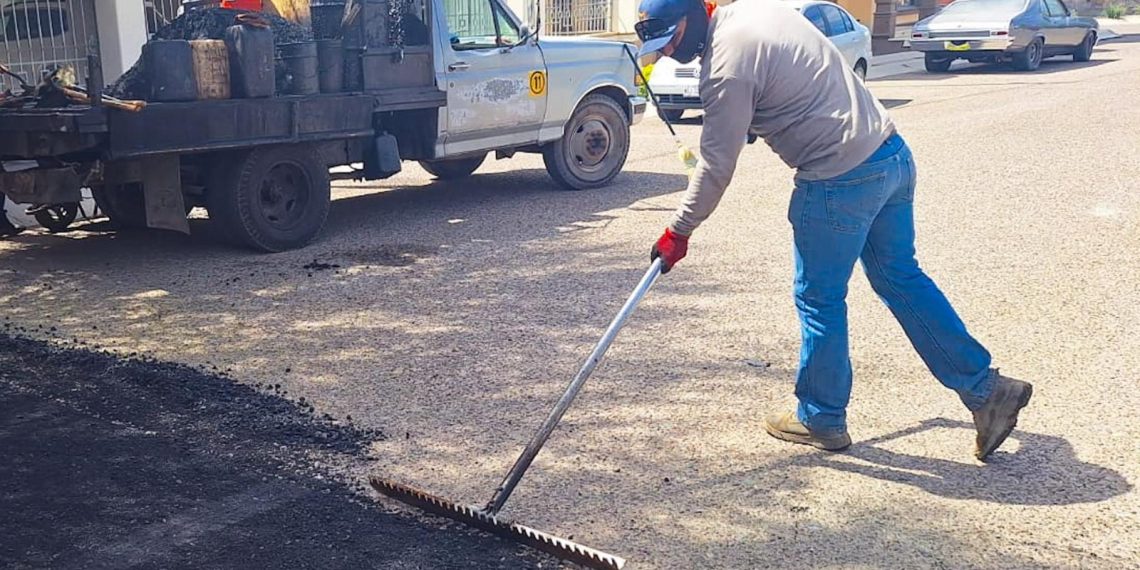 Mantiene Ayuntamiento de Hermosillo actividades de bacheo con 15 cuadrillas.