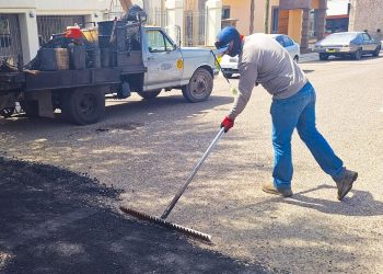 Mantiene Ayuntamiento de Hermosillo actividades de bacheo con 15 cuadrillas.