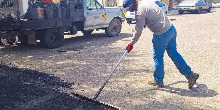 Mantiene Ayuntamiento de Hermosillo actividades de bacheo con 15 cuadrillas.