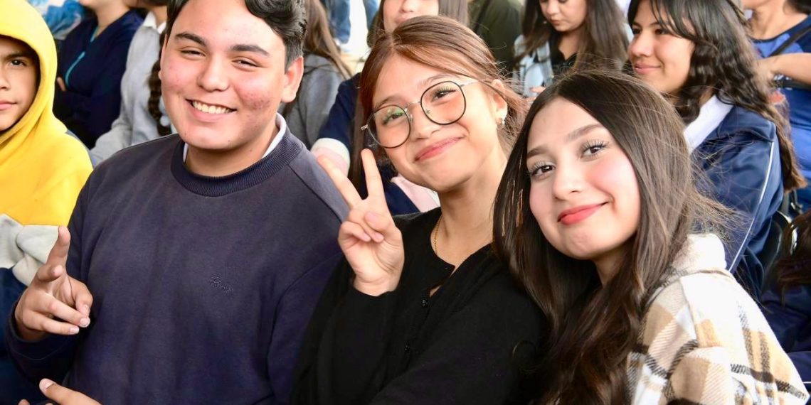 Entrega Gobierno de Sonora más de 760 estudiantes de secundaria Beca Universal Rita Cetina.