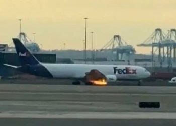 Avión de FedEx se incendia tras chocar con un pájaro; aterriza de emergencia.