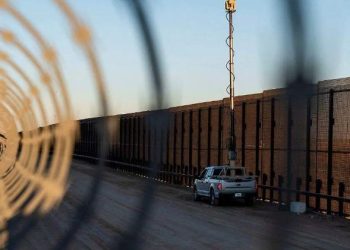 Trump ordena a dos agencias de satélites espía vigilar la frontera con México.