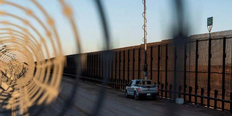 Trump ordena a dos agencias de satélites espía vigilar la frontera con México.