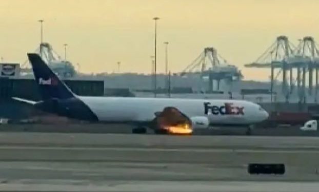 Avión de FedEx se incendia tras chocar con un pájaro; aterriza de emergencia.