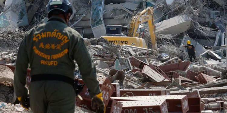 Así destruyó a Myanmar el potente terremoto de 7.7; van 144 muertos y más de 700 heridos.