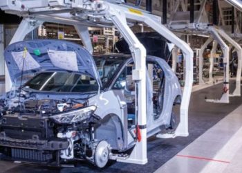 Acciones de industria automovilística mundial se hunden tras anuncio de arancel del 25% de EU.