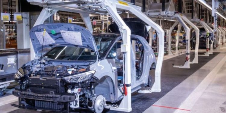 Acciones de industria automovilística mundial se hunden tras anuncio de arancel del 25% de EU.