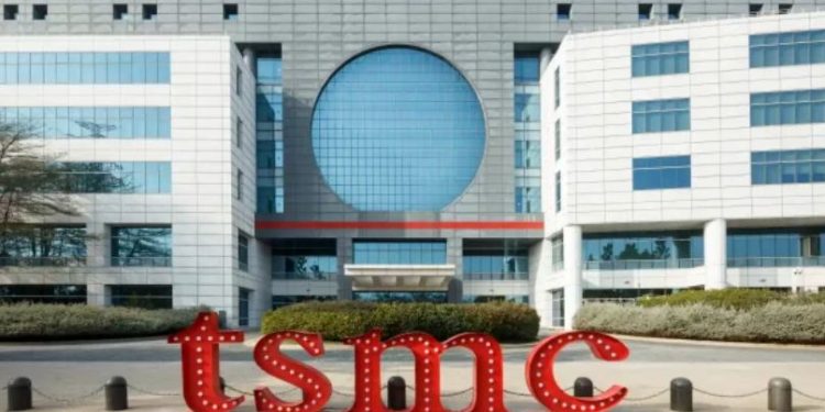 Trump anuncia inversión de 100,000 mdd del fabricante de chips TSMC.