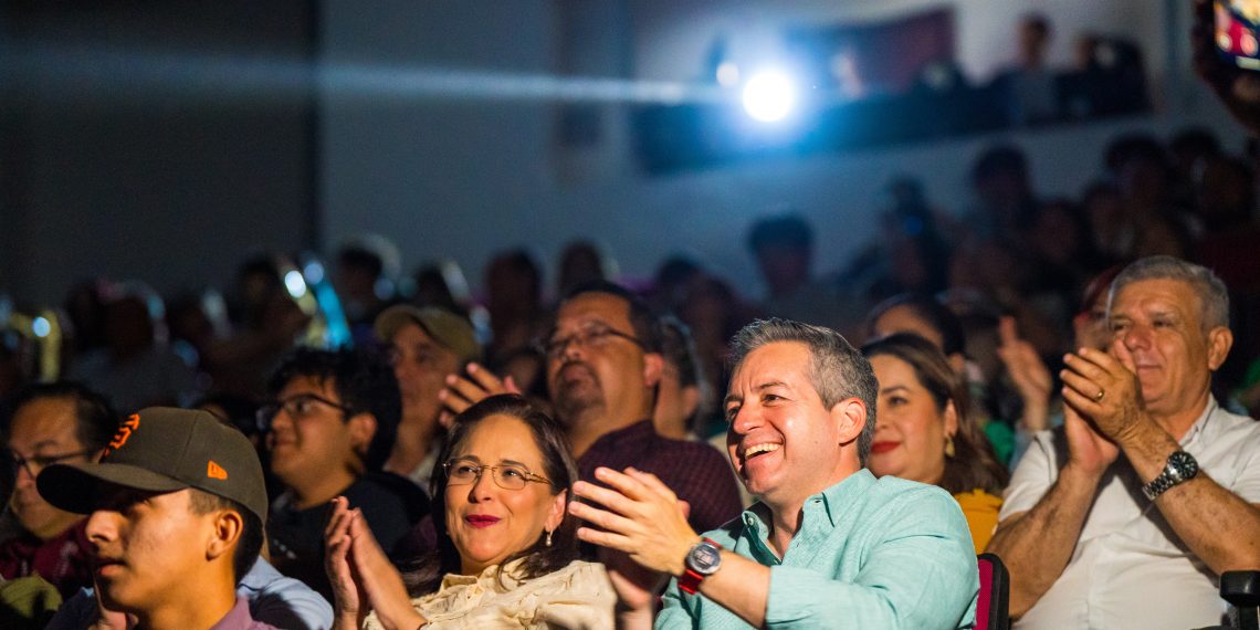 Sonorenses asisten a obra de teatro impulsada por Omar Del Valle Colosio donde promueven el cuidado del agua.