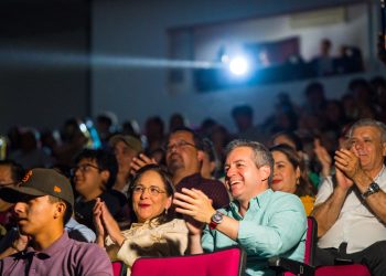 Sonorenses asisten a obra de teatro impulsada por Omar Del Valle Colosio donde promueven el cuidado del agua.