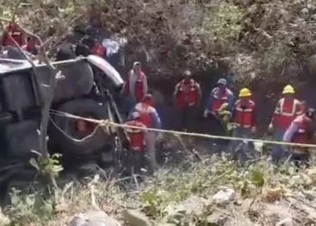 Camión con asistentes a mitin de Sheinbaum cae a barranco y deja 11 muertos.