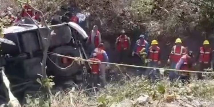 Camión con asistentes a mitin de Sheinbaum cae a barranco y deja 11 muertos.