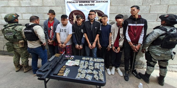 AMIC y DEFENSA aseguran droga y armas en cateo en Hermosillo; siete personas detenidas.