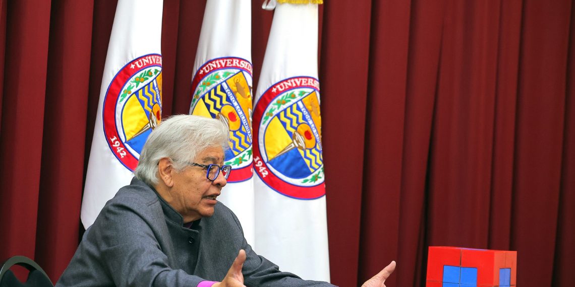 No es magia, es geometría pura; el escultor Sebastian ofrece conferencia en Unison.