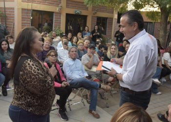 Da Toño Astiazarán atención directa a vecinos del Sahuaro durante el “Miércoles en tu Colonia”.