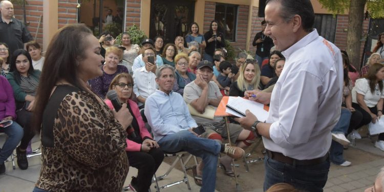 Da Toño Astiazarán atención directa a vecinos del Sahuaro durante el “Miércoles en tu Colonia”.