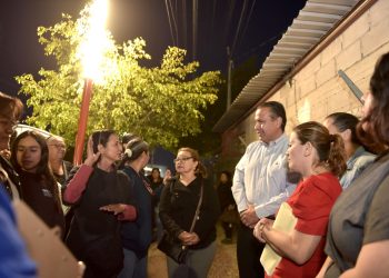 Ilumina Toño Astiazarán colonia Casa Bonita con programa Camina Segura.