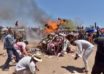Realizan ritual de quema de máscaras en ramadas de la etnia Yaqui.