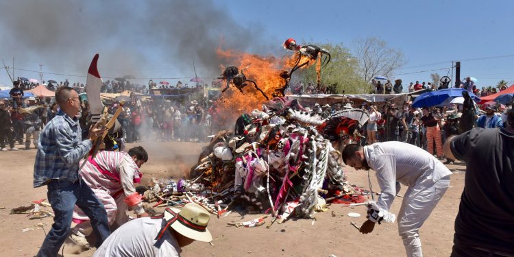 Realizan ritual de quema de máscaras en ramadas de la etnia Yaqui.