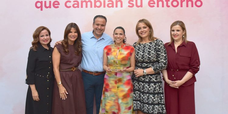 Reconocen Toño Astiazarán y Patty Ruibal a “Mujeres Valiosas que Cambian su Entorno”