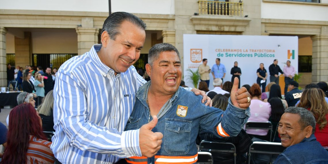 Celebra Toño Astiazarán la trayectoria de 168 servidoras y servidores públicos municipales.