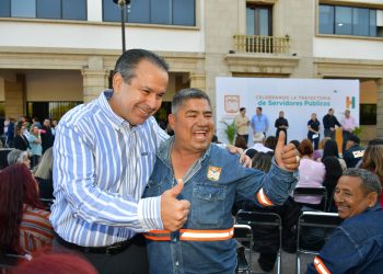 Celebra Toño Astiazarán la trayectoria de 168 servidoras y servidores públicos municipales.