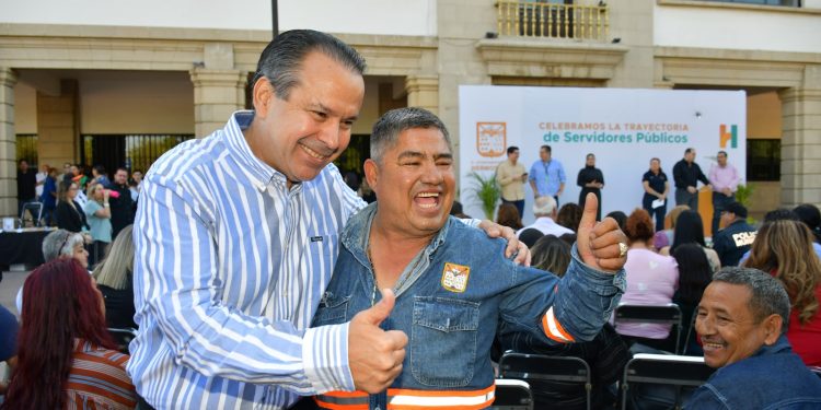 Celebra Toño Astiazarán la trayectoria de 168 servidoras y servidores públicos municipales.